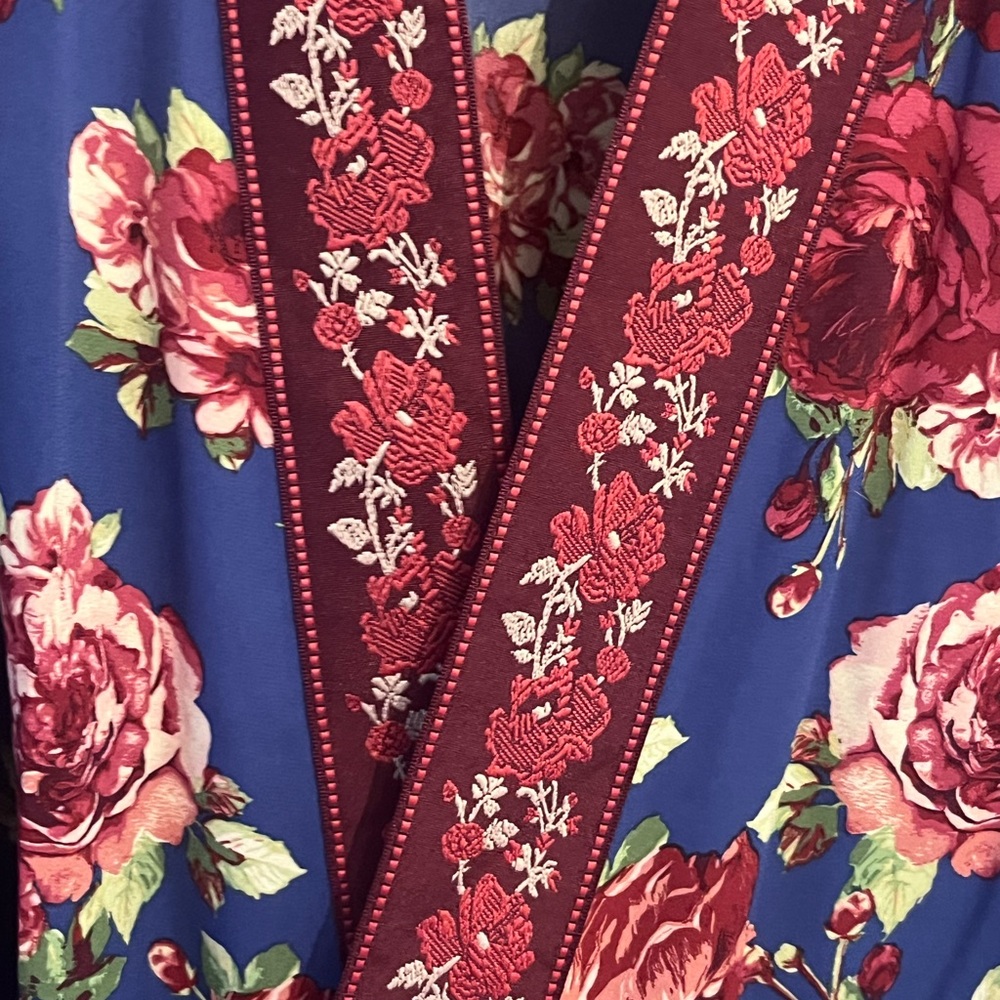 Blue with Roses Kimono - Picture 3 of 3